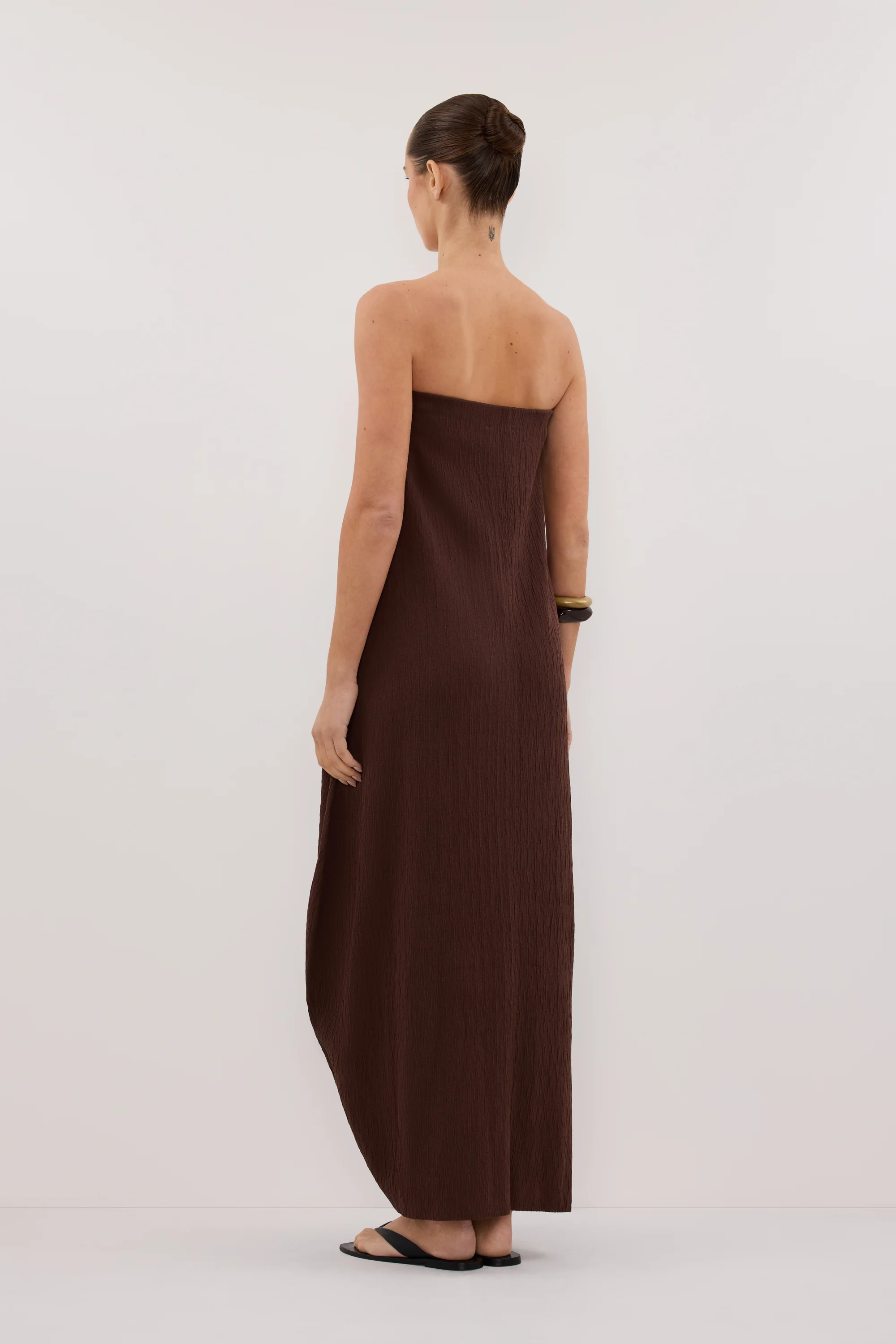 ALIAS CHOC TEXTURED KNIT STRAPLESS MIDI DRESS - Image 4