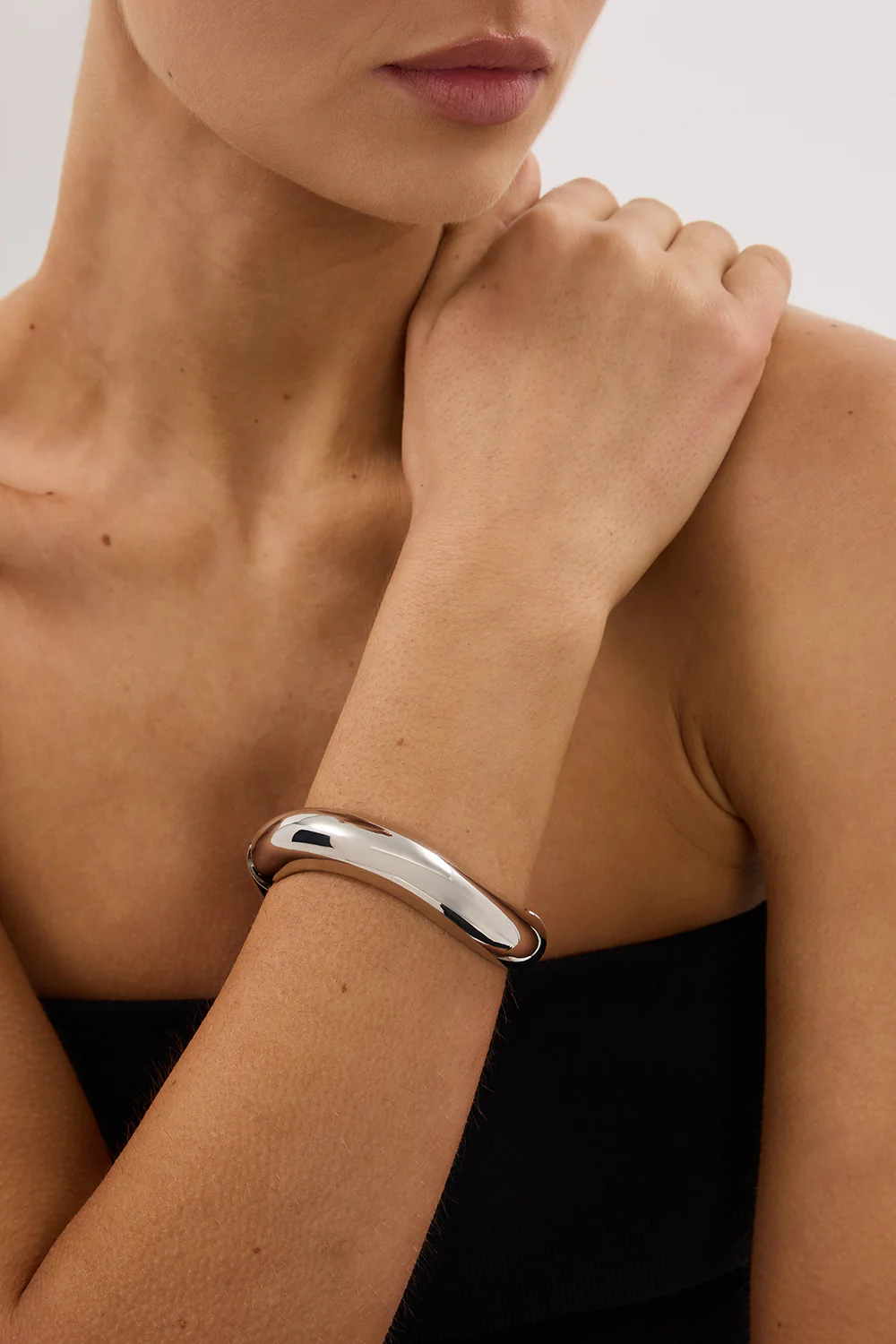 ANNA ROSSI MEDIUM WARPED BANGLE SILVER - Image 2