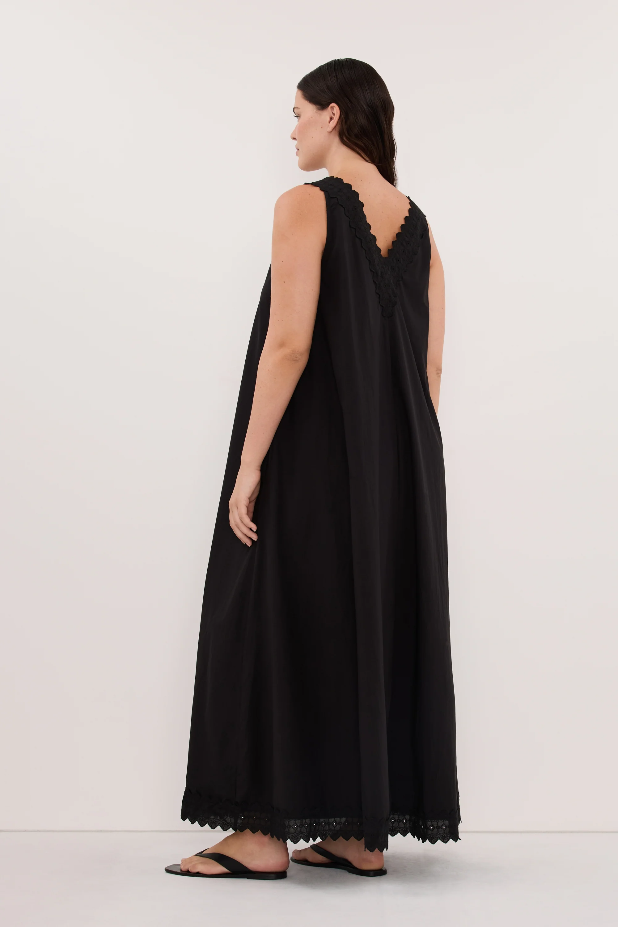 ANNABEL BLACK SLEEVELESS V NECK MIDI DRESS - Image 8