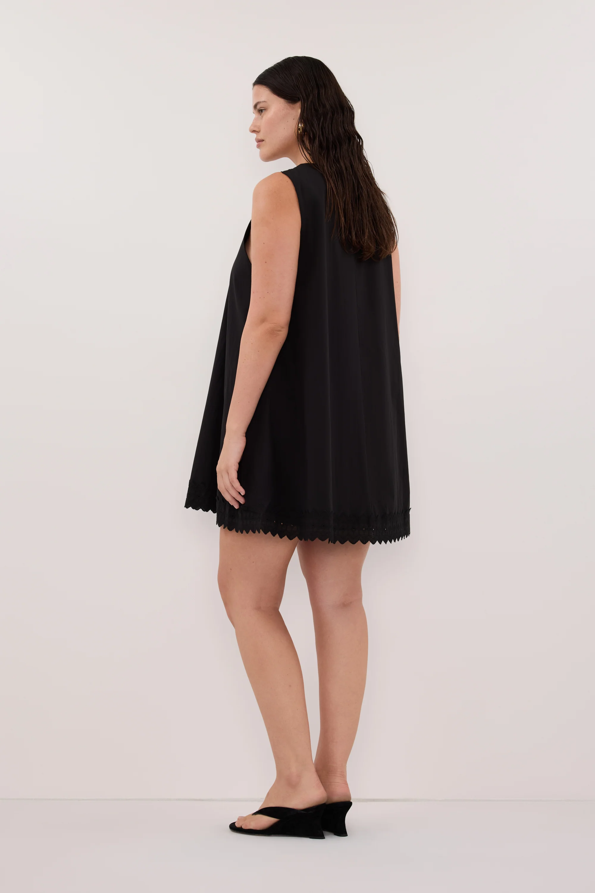 ANNABEL BLACK SLEEVELESS V NECK MINI DRESS - Image 6