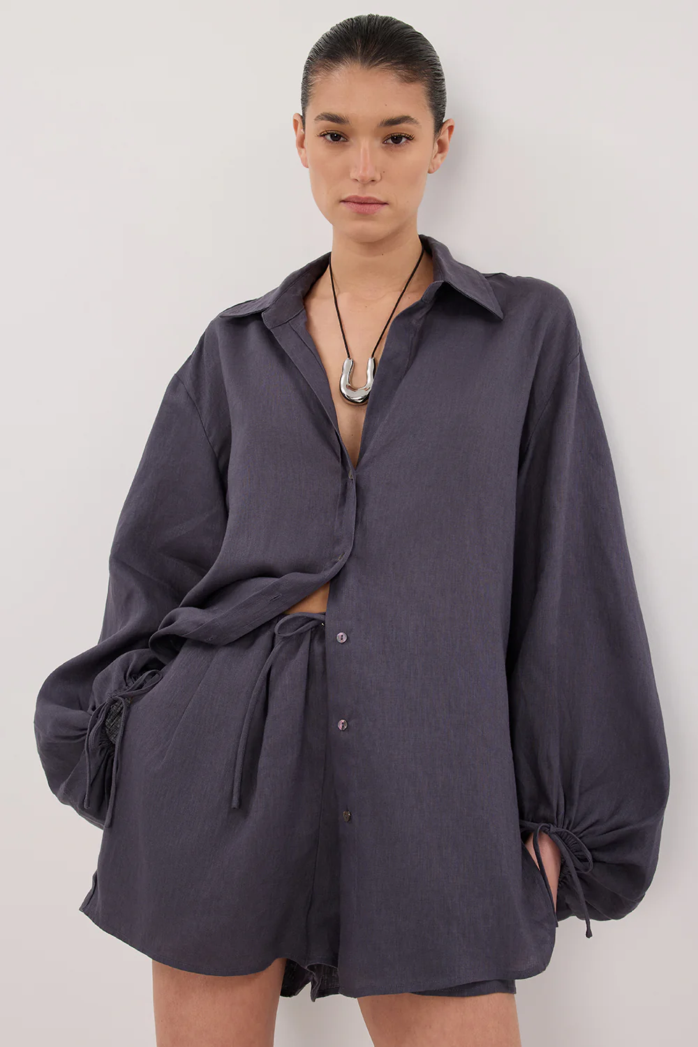 CARLA WASHED INDIGO LINEN SHORT - Image 2