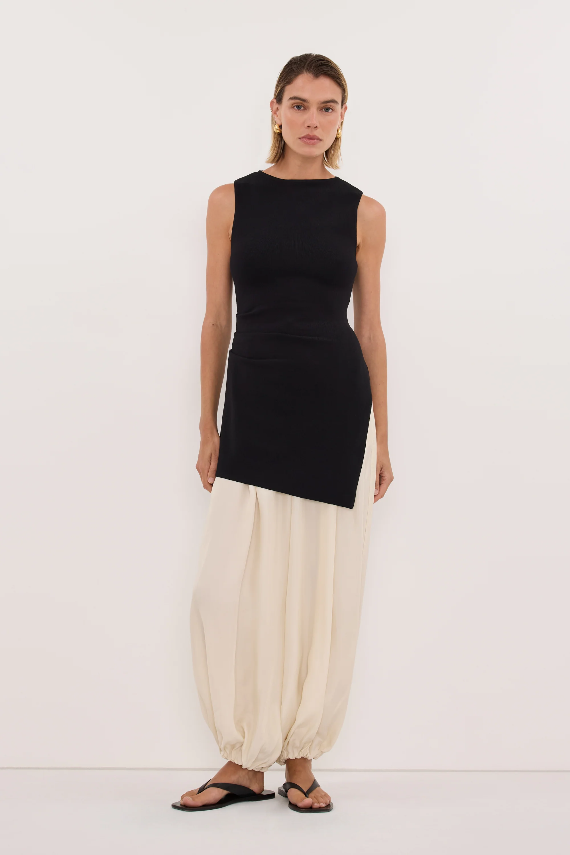 CLEO BLACK SLEEVELESS LONGLINE KNIT TOPĀ