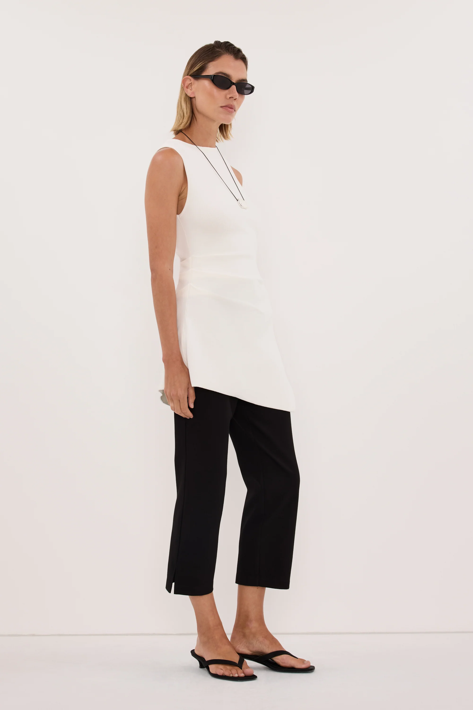 CLEO WHITE SLEEVELESS LONGLINE KNIT TOPĀ - Image 3