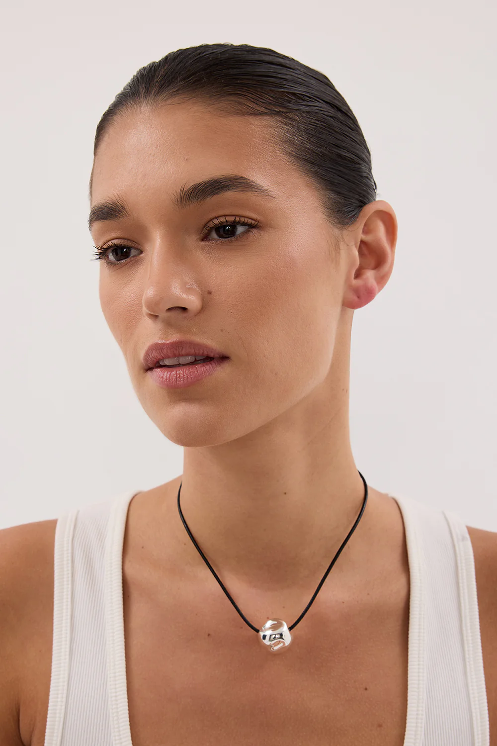 F+H SILVER HAMMERED BALL CHOKER - Image 2