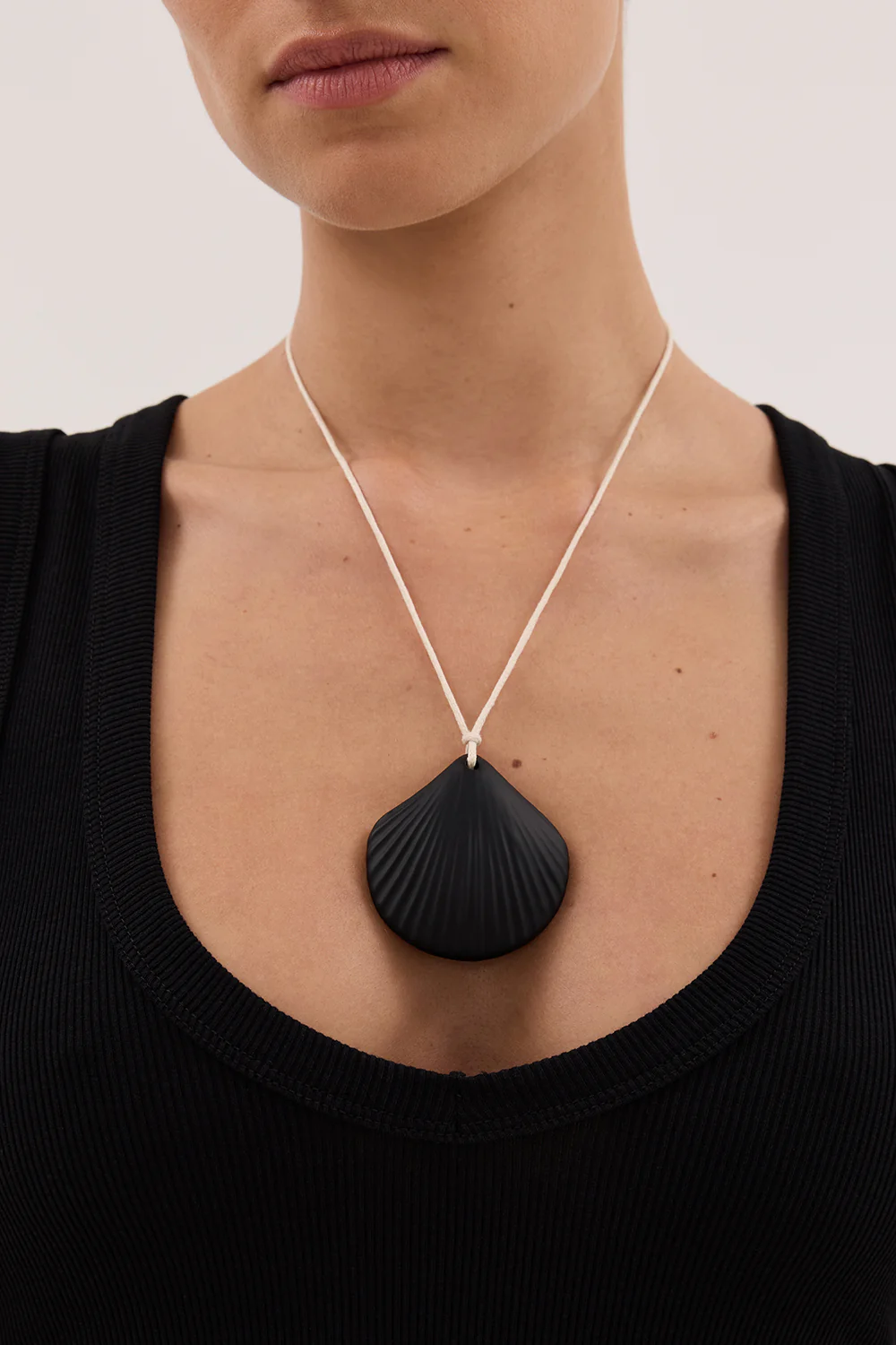 HEAVEN MAYHEM ASTER BLACK NECKLACE - Image 2
