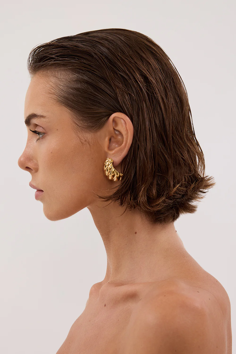 HEAVEN MAYHEM SHELL GOLD EARRING - Image 3