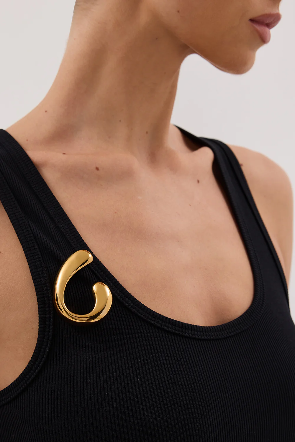 HEAVEN MAYHEM TWIST BROOCH GOLD - Image 2