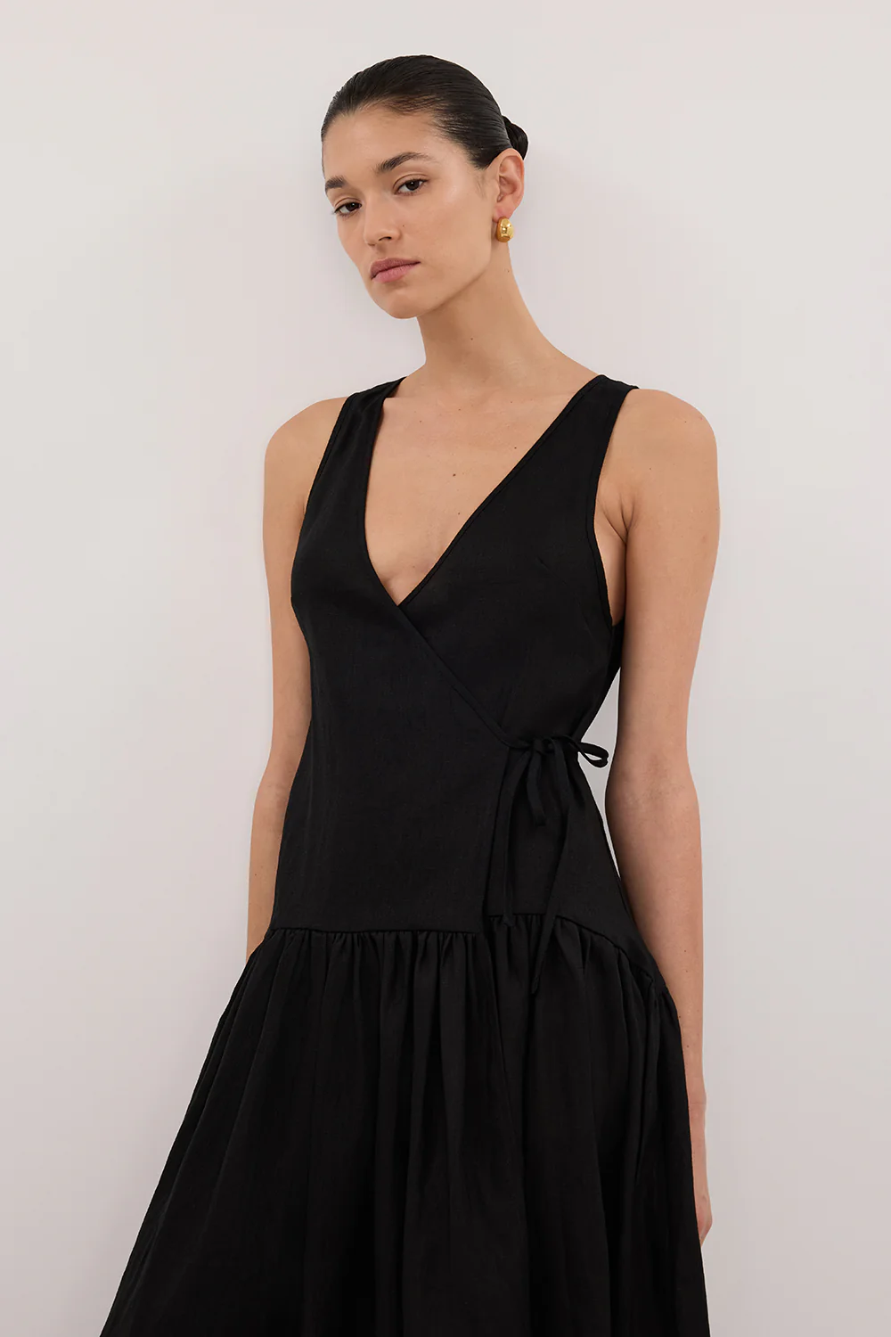 ILIO BLACK SLEEVELESS LINEN WRAP MIDI DRESS - Image 2