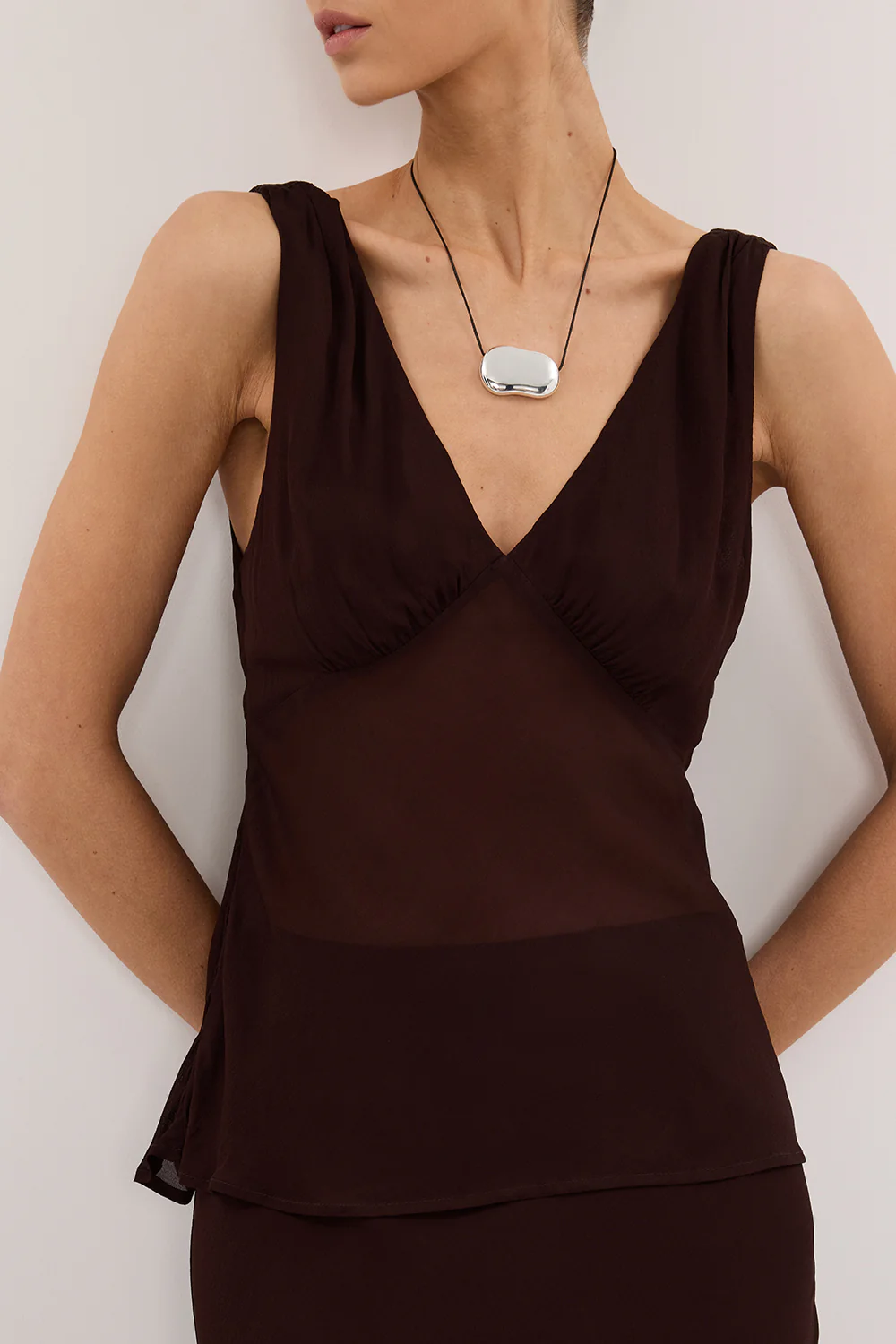 JORJA DARK CHOC SLEEVELESS V NECK TOP - Image 5