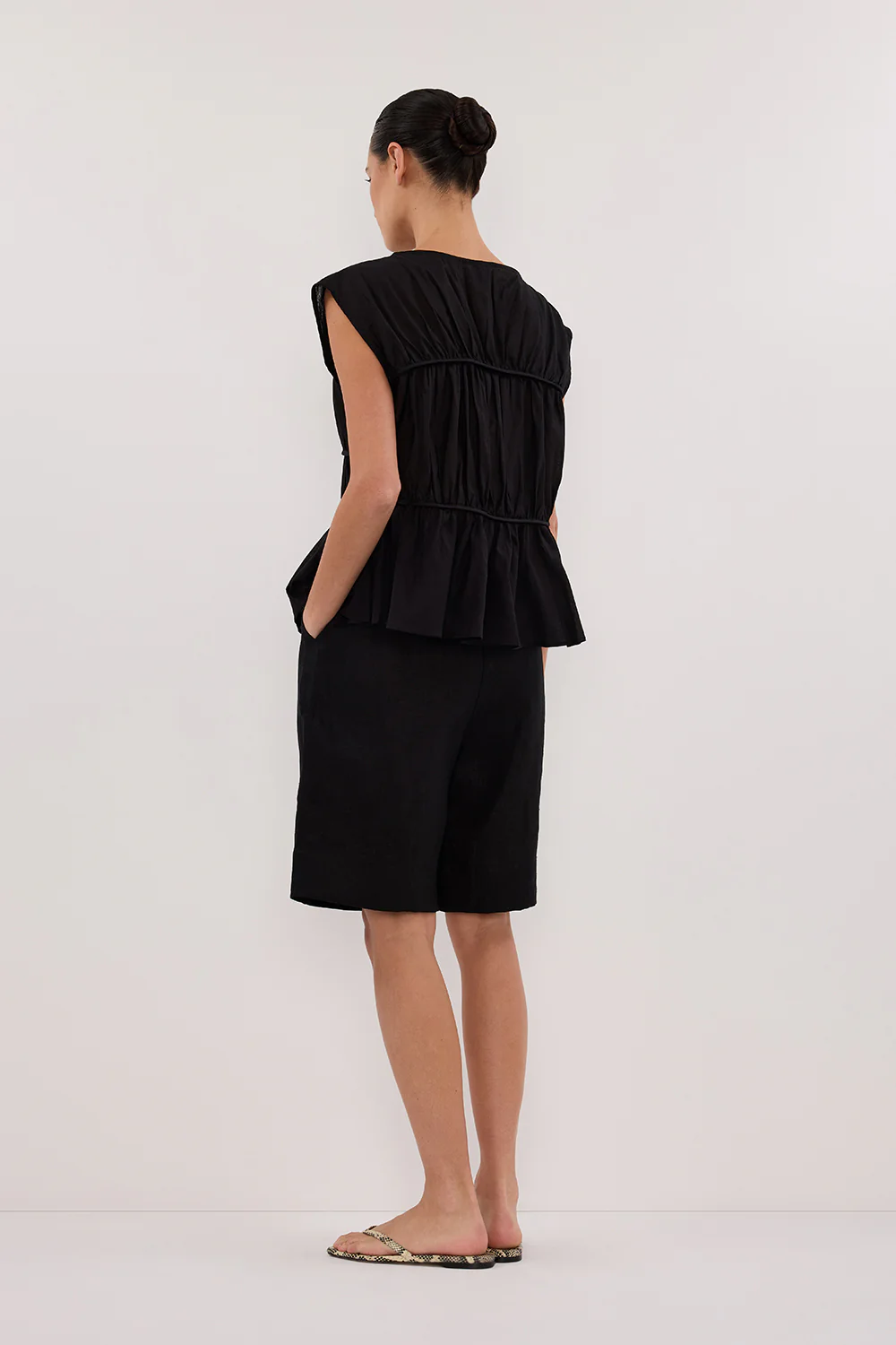 KAYLA BLACK LINEN BERMUDA SHORT - Image 4