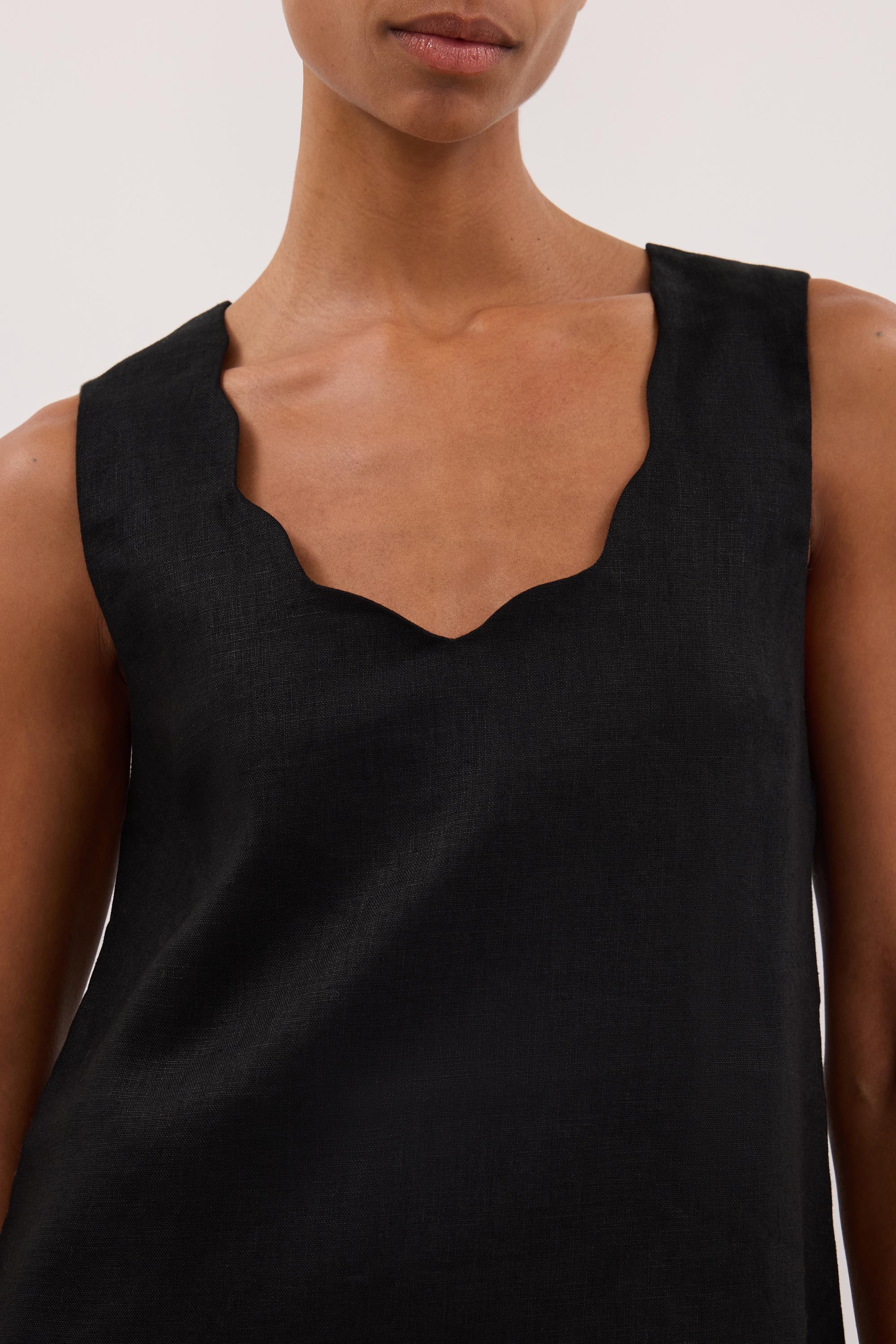 LELA BLACK SLEEVELESS LINEN MINI DRESS - Image 4