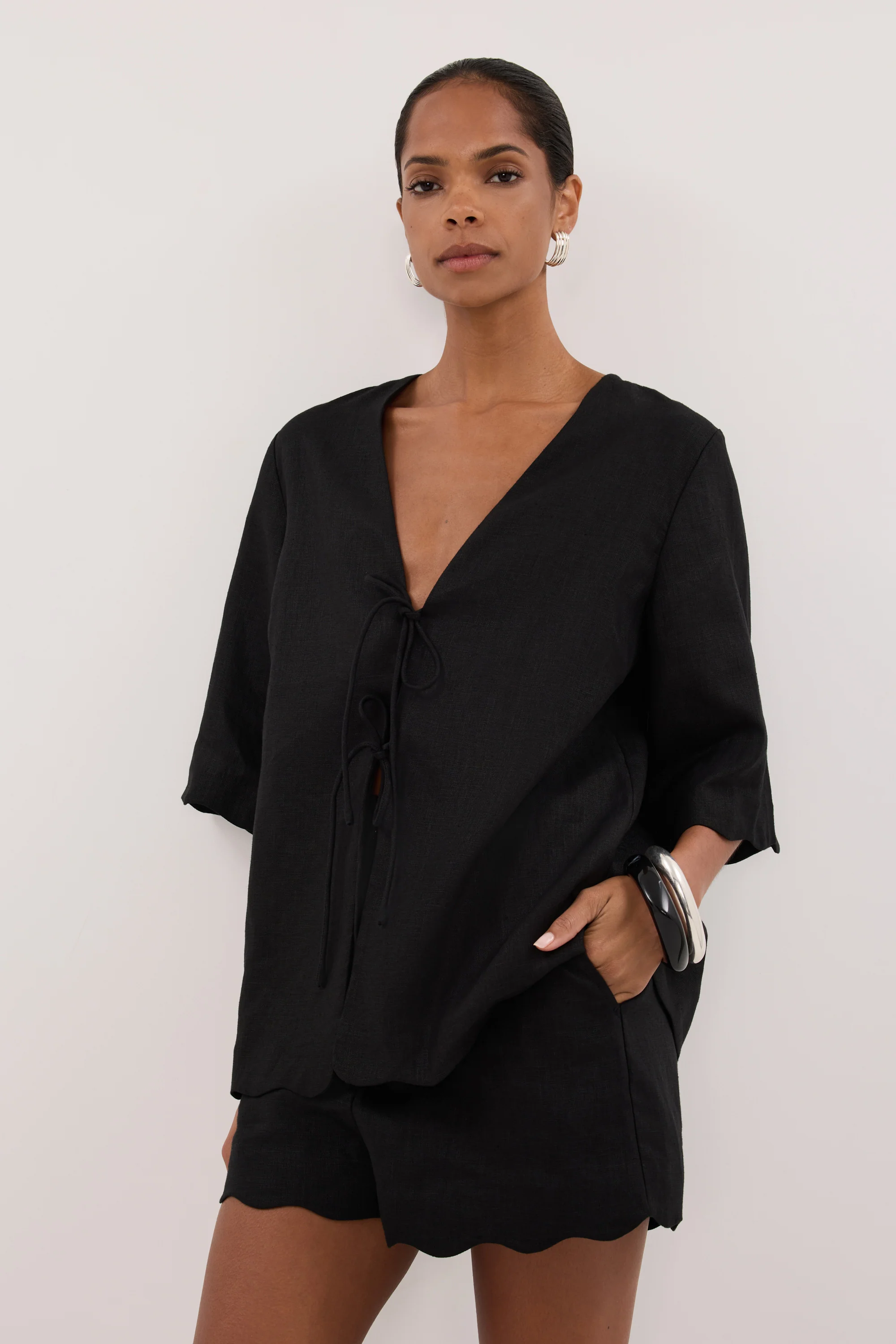 LELA BLACK LINEN SHORT - Image 2