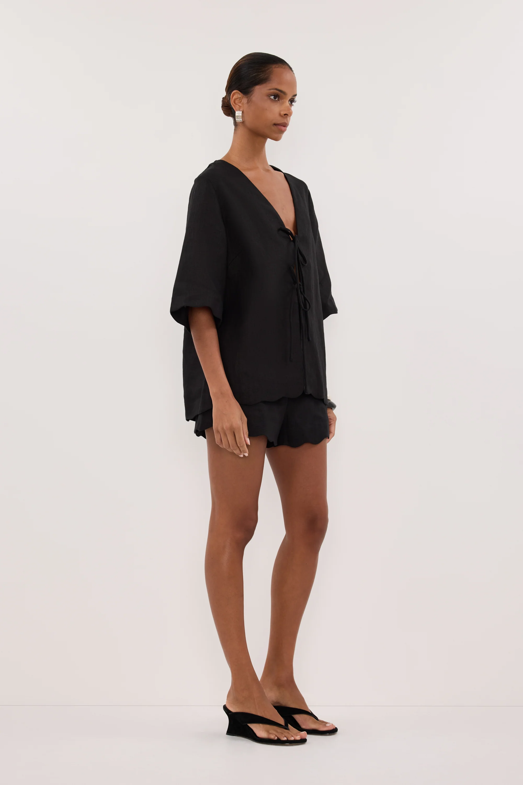 LELA BLACK LINEN SHORT - Image 3