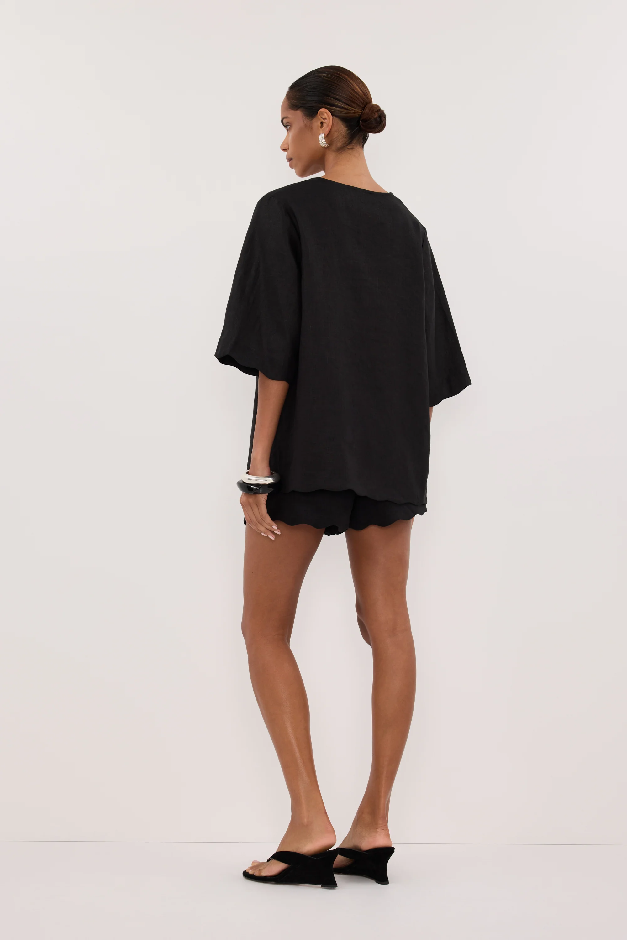 LELA BLACK LINEN SHORT - Image 4