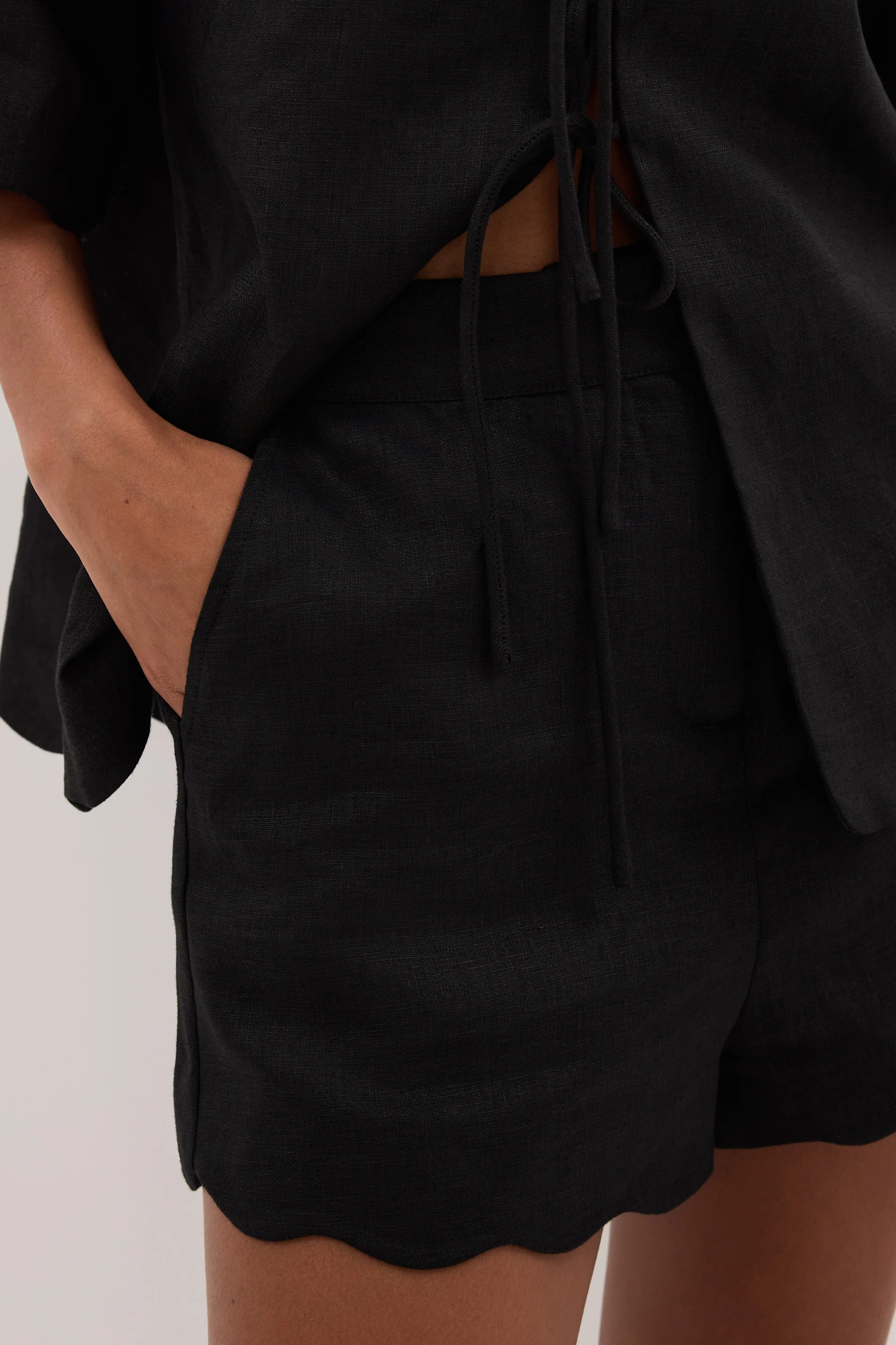 LELA BLACK LINEN SHORT - Image 5