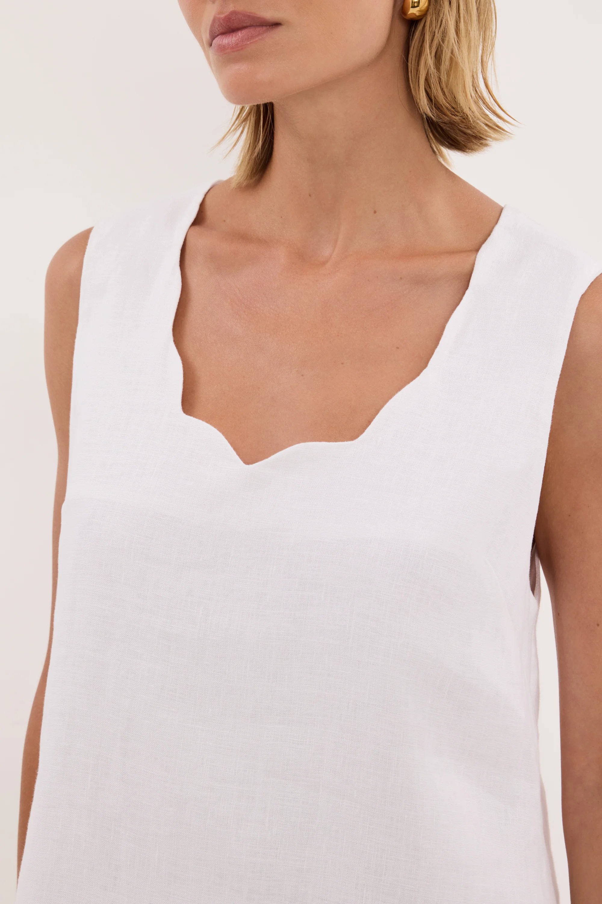 LELA WHITE SLEEVELESS LINEN MINI DRESS - Image 4