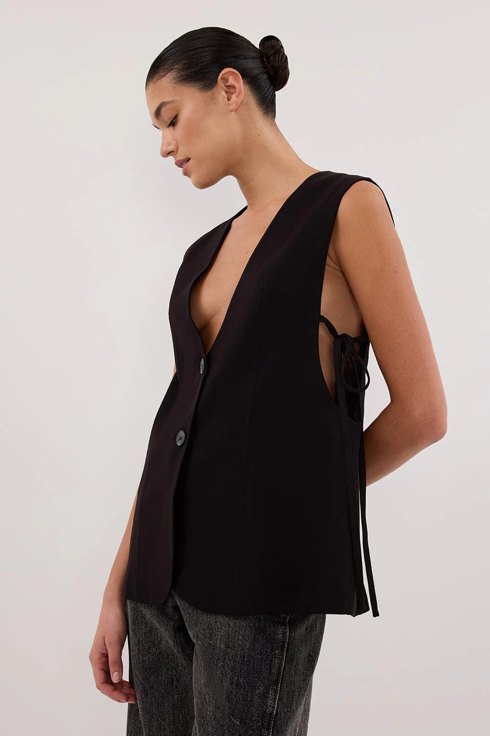 LISE BLACK LOW CUT VEST - Image 2