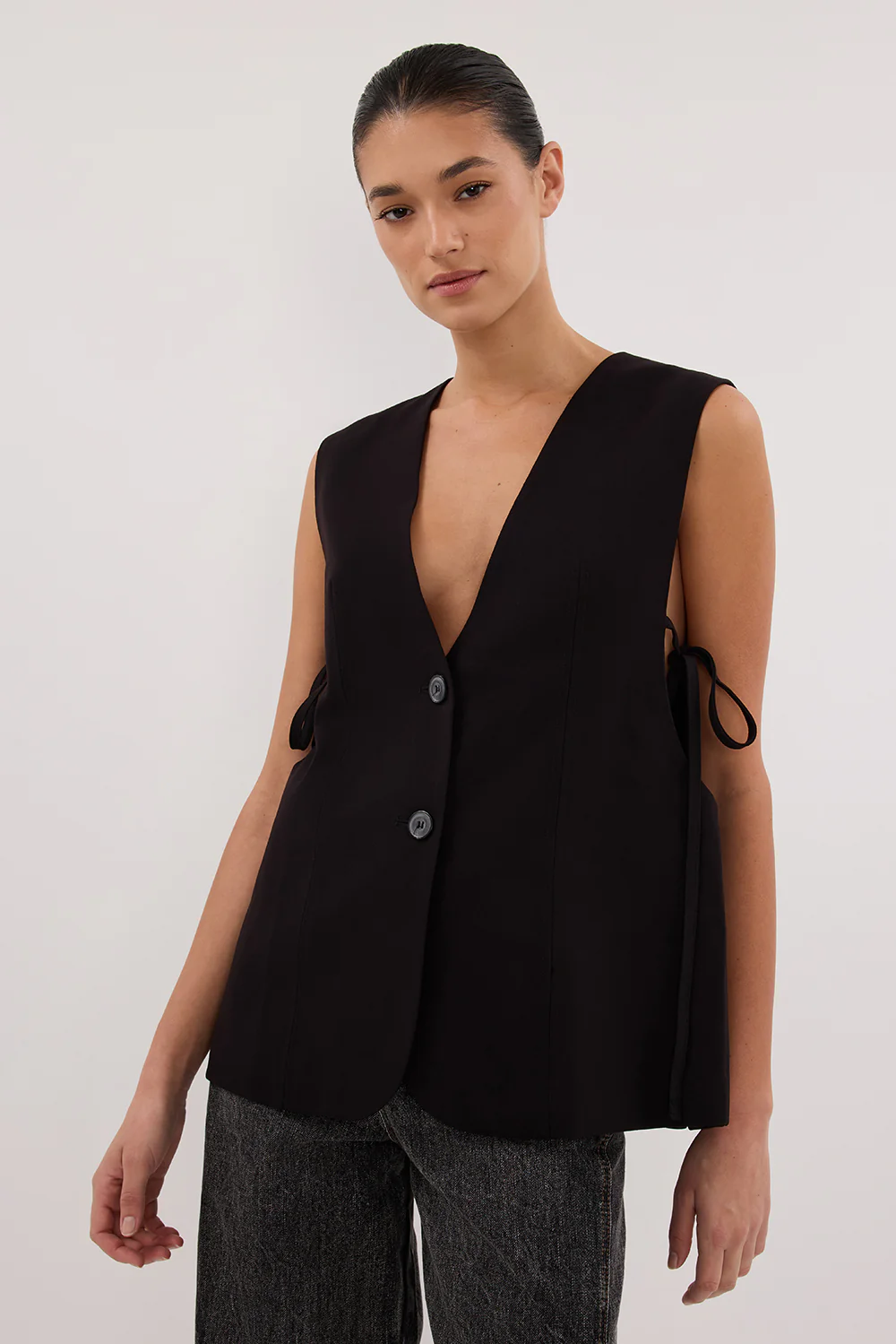 LISE BLACK LOW CUT VEST - Image 6