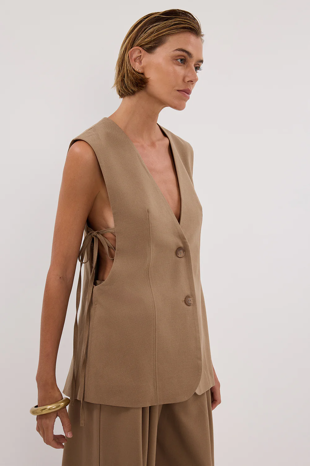 LISE TAN LOW CUT VEST - Image 2