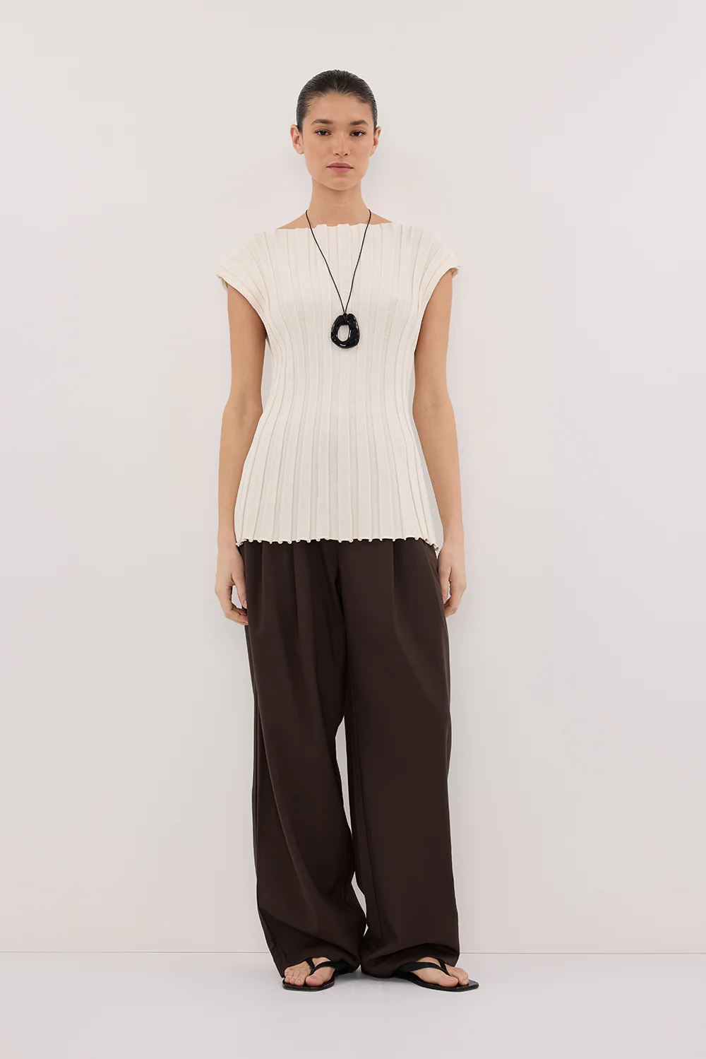 LOE CREAM SLEEVELESS KNIT TOP