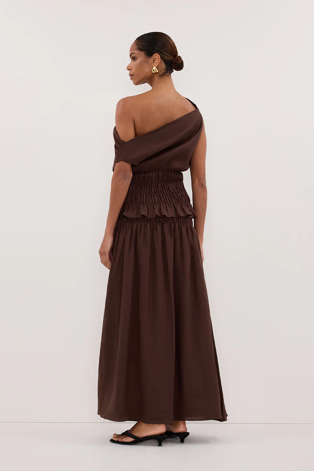 MAIA COCOA SLEEVELESS LINEN SHIRRED TOP - Image 4