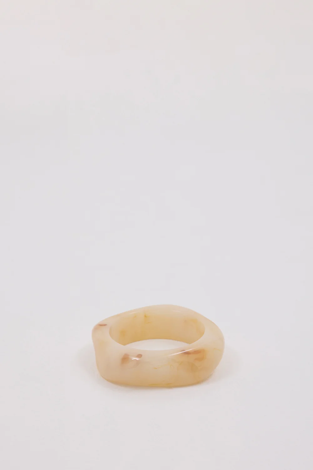 NOAH THE LABEL CREAM RESIN BANGLE