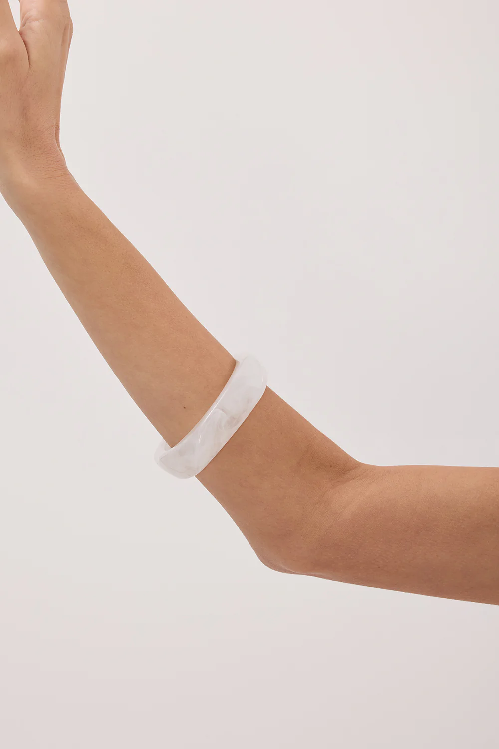 NOAH THE LABEL WHITE RESIN BANGLE - Image 2