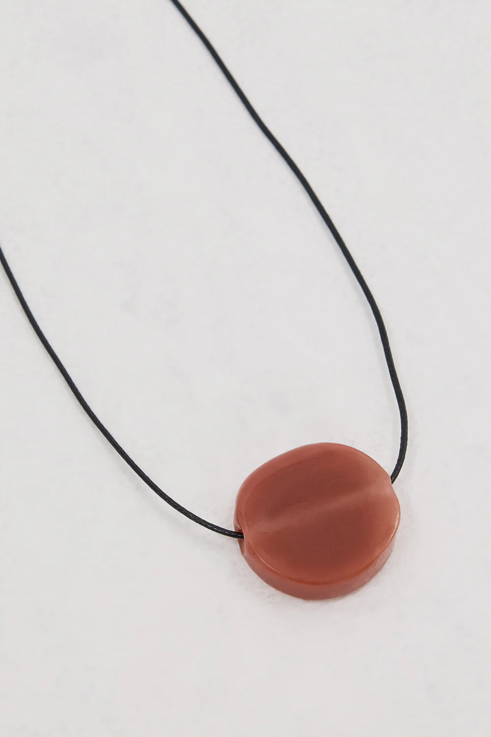 NURI STUDIOS GLASS CIRCLE RED NECKLACE - Image 3