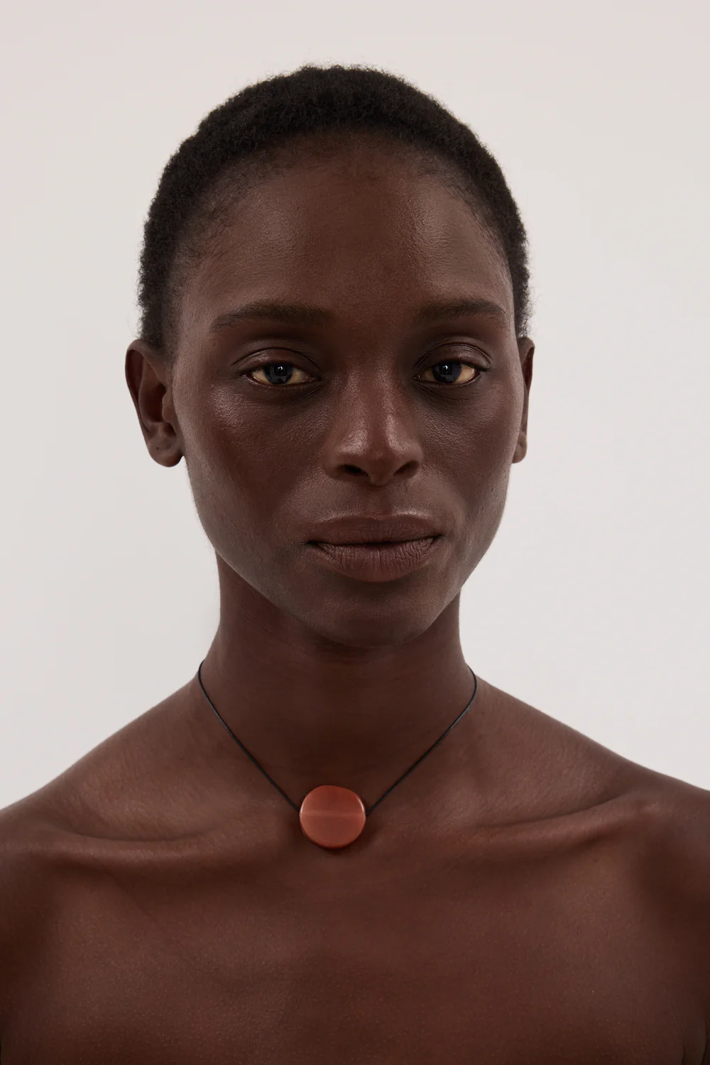 NURI STUDIOS GLASS CIRCLE RED NECKLACE - Image 4