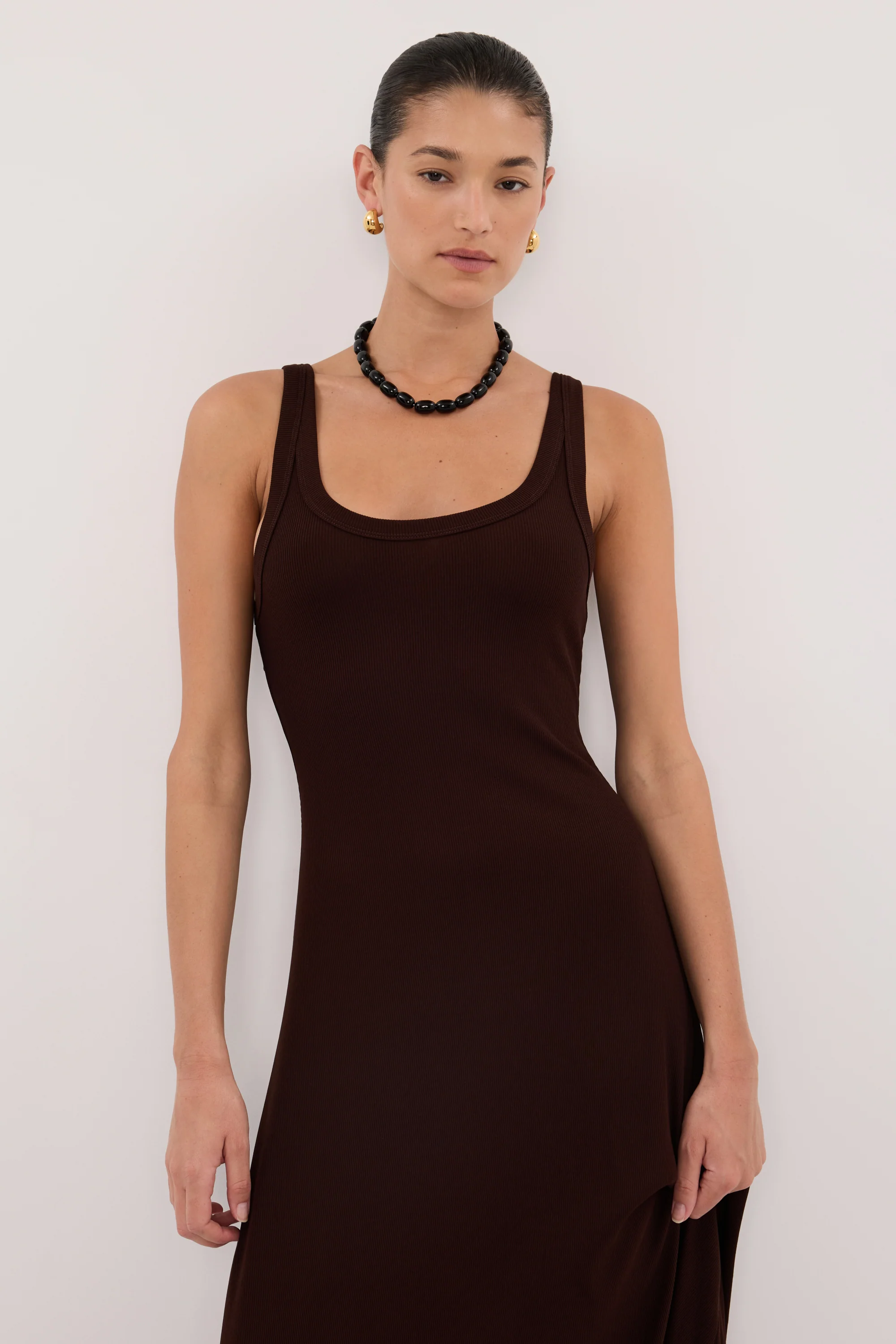 PHOEBE BURNT CHOC SLEEVELESS SCOOP NECK MIDI DRESS - Image 2