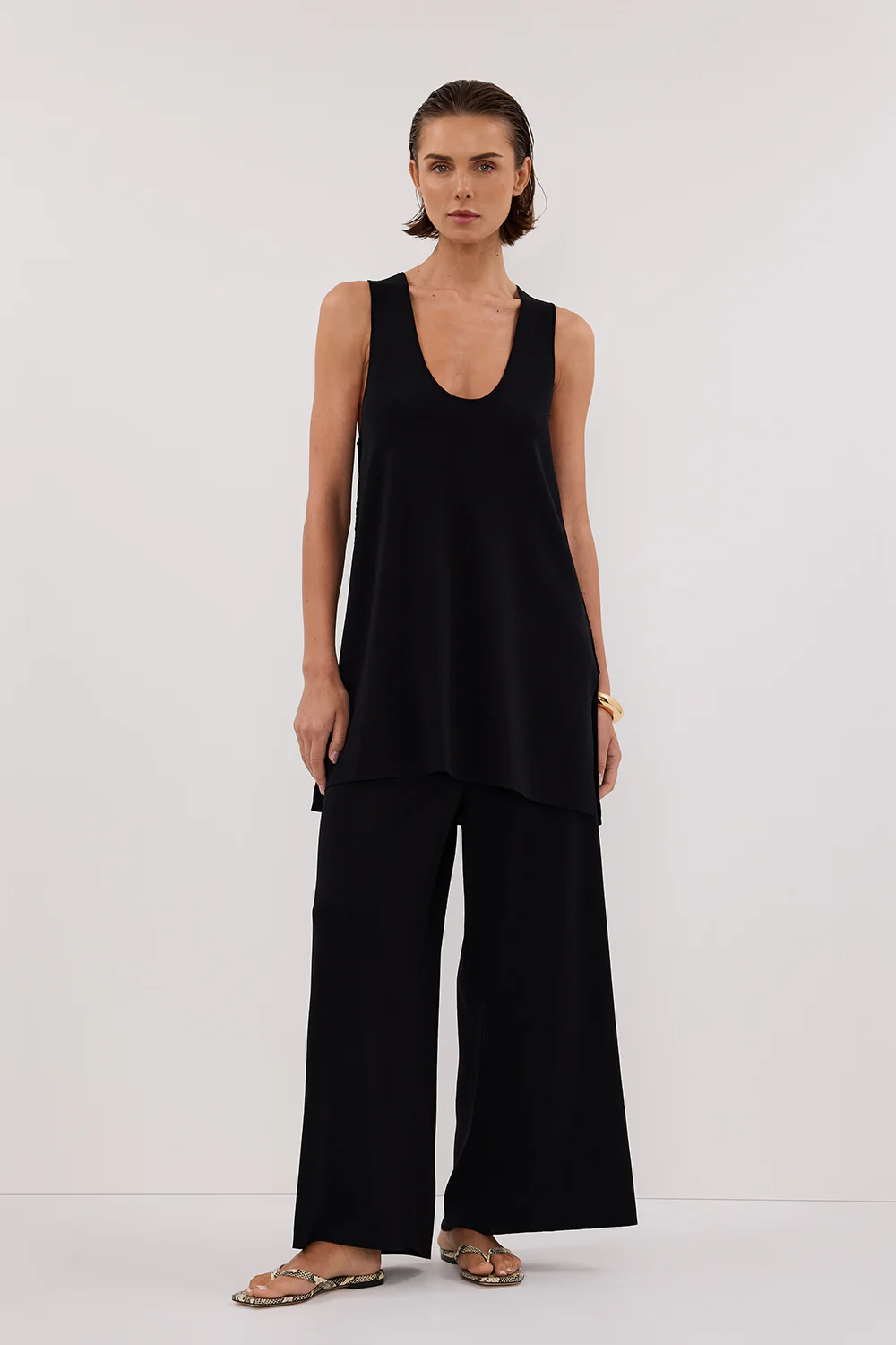 RAY BLACK SCOOP LONGLINE KNIT TOP