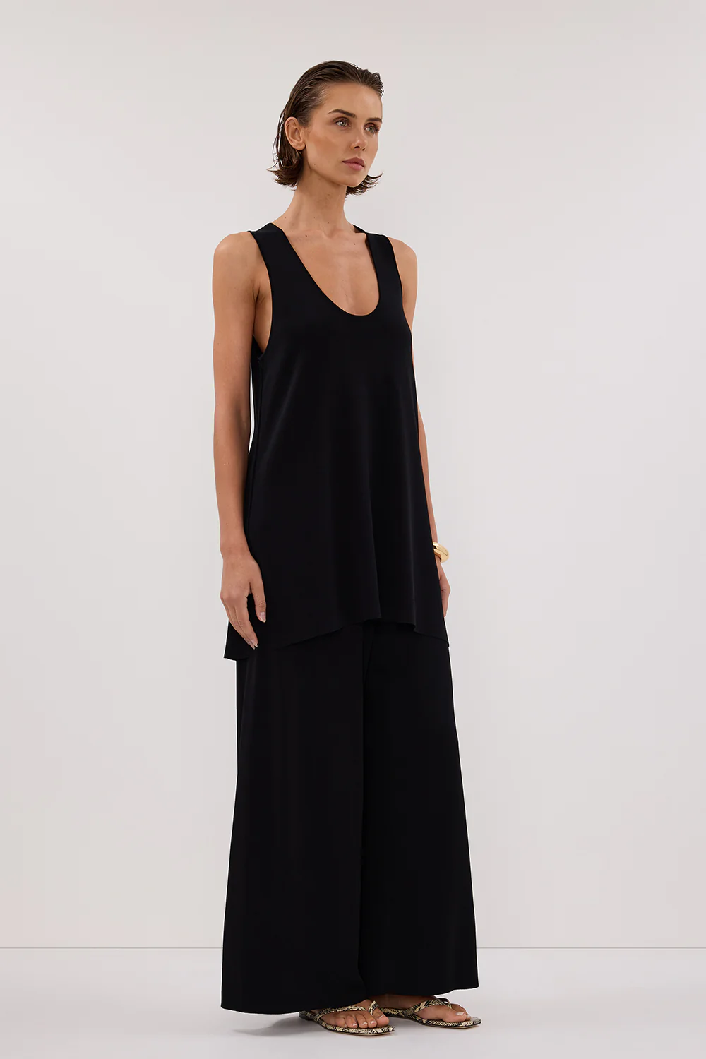 RAY BLACK SCOOP LONGLINE KNIT TOP - Image 3