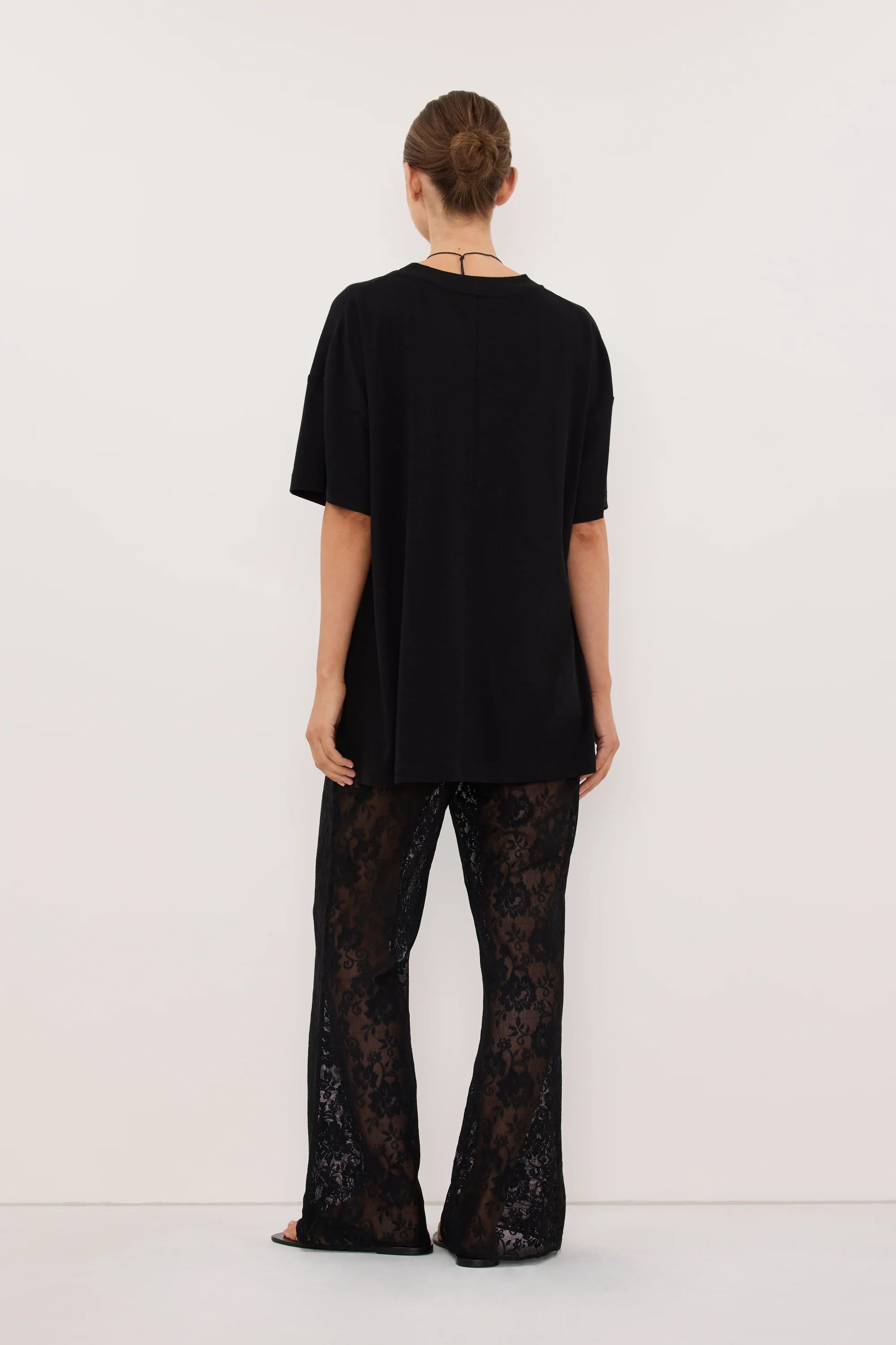 SLOANE BLACK COTTON LONGLINE TEE - Image 4