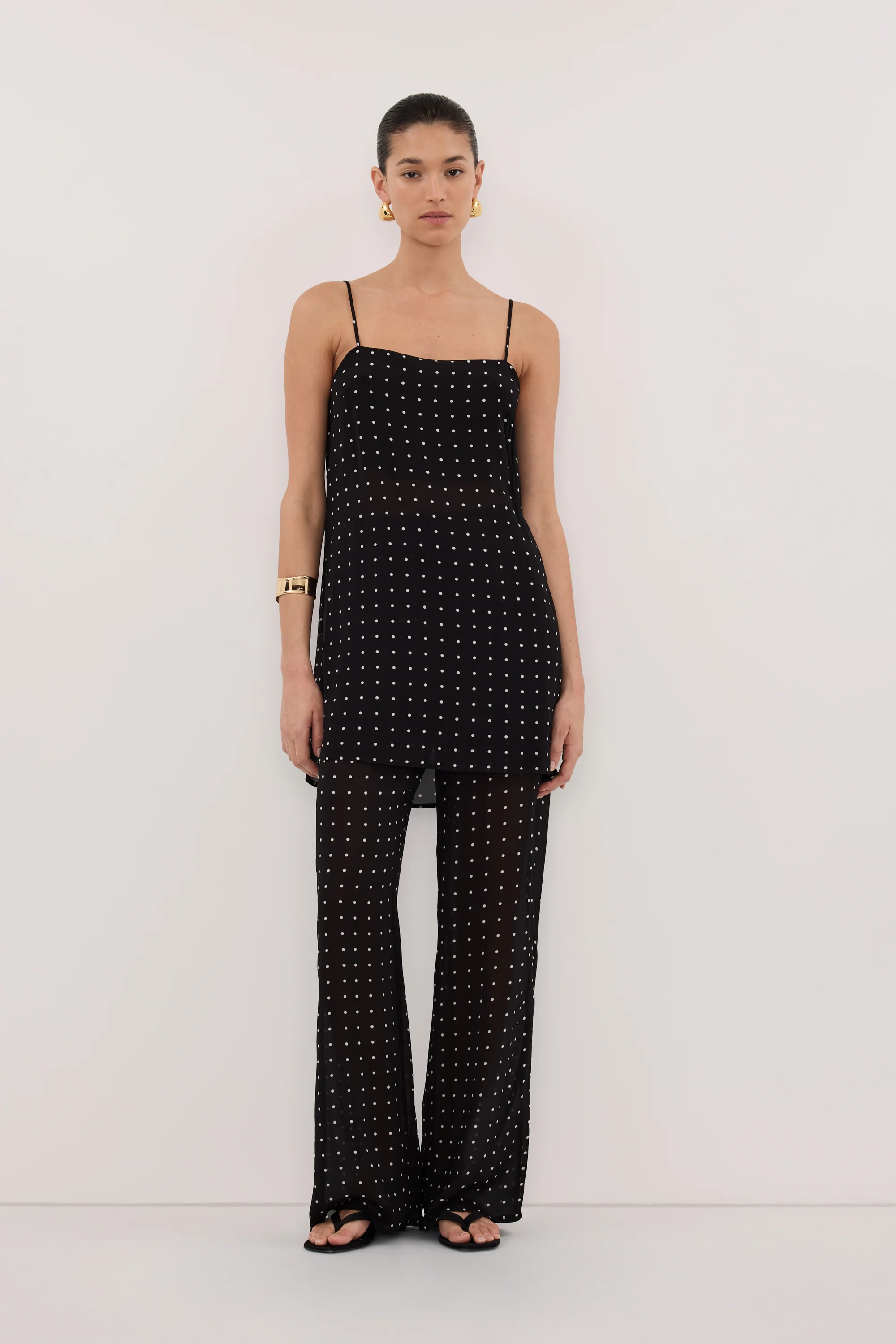 VANESSA BLACK SLEEVELESS SPOT CAMI TOP